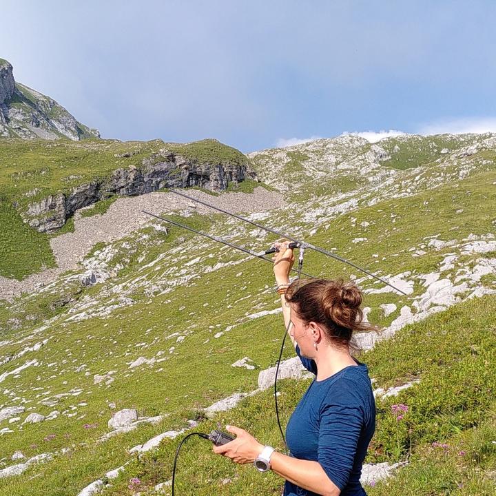 Auf der Suche nach Luzerna mit Antenne und Empfänger