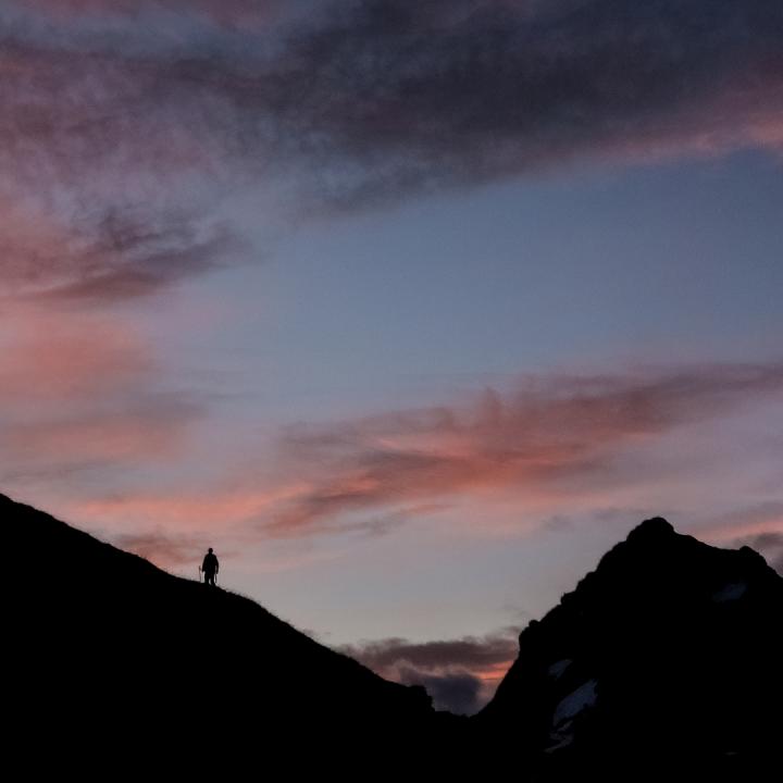 Auf der Fütterungstour mit dem Graustock im Hintergrund. (c) Hansruedi Weyrich