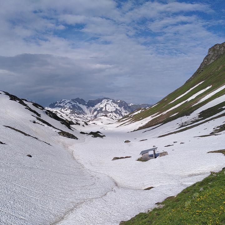 Noch hat es viel Schnee um den Infostand